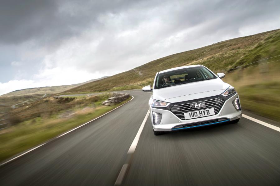  Hyundai IONIQ hybrid 2016 года  (UK) (фото 13 из 32)
